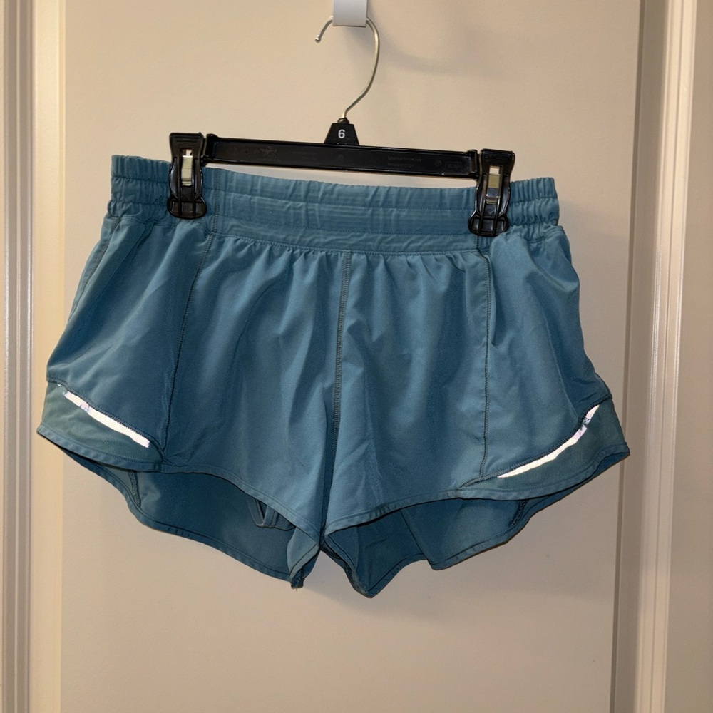 sz 10 lululemon hotty hot shorts, low rise 2.5” inseam, discontinued color